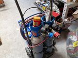 une image d'un garage avec de nombreux outils sur le sol