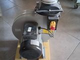 une machine posée par terre dans le salon