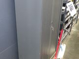 une armoire métallique au milieu d'une pièce