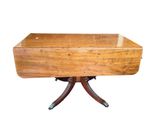 une vieille table en bois avec un plateau en verre sur fond blanc