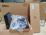 une boîte contenant des produits Dell posée sur une table