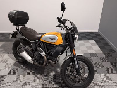 une moto posée sur un sol à damier