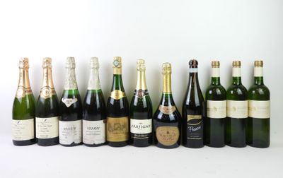 de nombreuses bouteilles de vin alignées