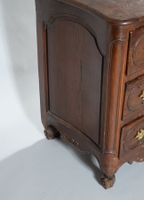 Commode à façade galbée en châtaignier teinté acajou mouluré… (photo 4)