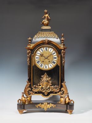 une horloge posée sur une table