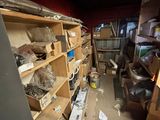 une pièce remplie de boîtes et d'étagères