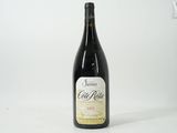 une bouteille de vin posée sur une table