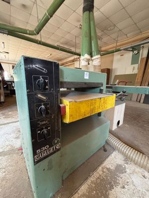 l'image d'une machine installée dans une pièce