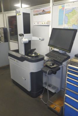une image représentant un ordinateur de bureau et un ordinateur portable dans une pièce
