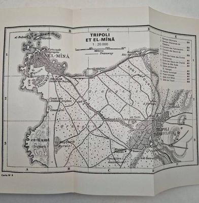 un livre ouvert dont la page intérieure comporte une carte d'une ville