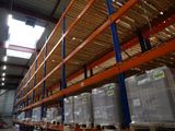 un grand entrepôt rempli de boîtes et de palettes