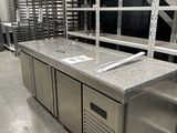 une grande cuisine avec beaucoup d'espace de plan de travail