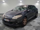 la photo d'une voiture garée dans un garage