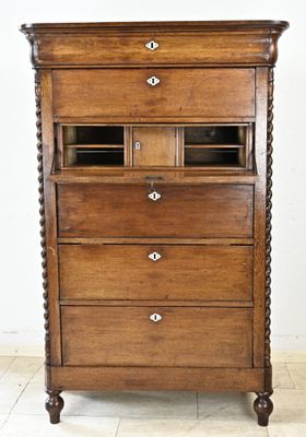 une grande armoire en bois avec une porte vitrée