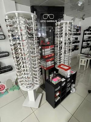 de nombreux verres sont exposés dans le magasin et proposés à la vente