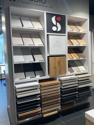 une photo d'un présentoir d'échantillons de carrelage dans un magasin