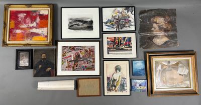 de nombreux tableaux encadrés accrochés au mur au-dessus des toilettes
