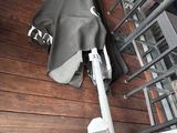 un parapluie posé par terre à côté d'une chaise