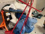 une photo d'un diable rouge dans un garage