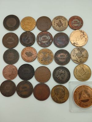 une image d'une collection de pièces de monnaie anciennes sur une surface blanche