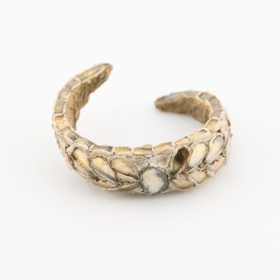 un gros plan sur un bracelet en argent orné d'un motif floral