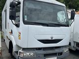 un camion blanc garé à côté d'un autre camion