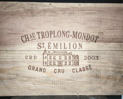 une boîte en bois sur laquelle est apposée une étiquette de vin