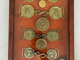 une photo d'une vitrine contenant un tas de pièces de monnaie