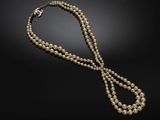 un collier de perles muni d'un fermoir et d'un fermoir supplémentaire