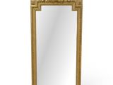 un miroir encadré d'or sur fond blanc