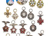 un assortiment de médailles et des médailles sont exposées sur une surface blanche