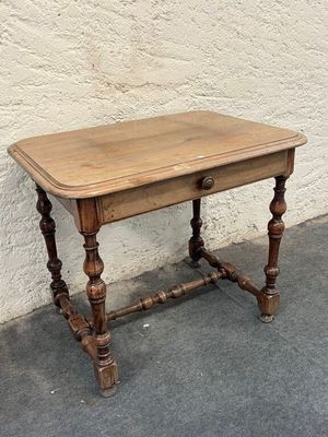 une petite table en bois surmontée d'un tiroir