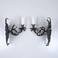 Paire d'appliques en bronze patiné, à un bras de lumière cha…