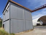 un bâtiment dont l'un des côtés est constitué d'une structure métallique