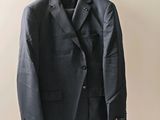 une photo d'un costume suspendu à un cintre