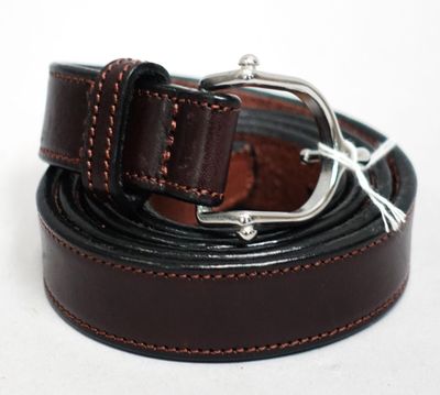 ceinture en cuir marron et noir avec une boucle argentée sur fond blanc