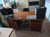 un bureau équipé d'un ordinateur et d'une imprimante