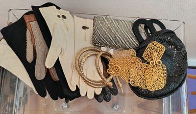 une boîte transparente remplie d'une multitude de sacs à main et d'accessoires