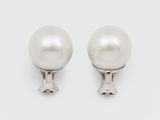 une paire de boucles d'oreilles en perles blanches sur fond blanc