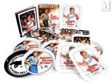 une collection de DVD posés sur une surface blanche