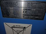 un gros plan d'une machine bleue sur laquelle est apposée une étiquette