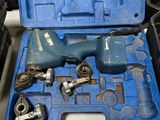une mallette à outils bleue contenant des outils, posée sur une table