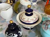 a table that has many different types of vases on it