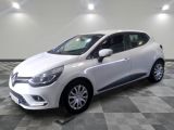 la voiture blanche est garée sur un carrelage à carreaux