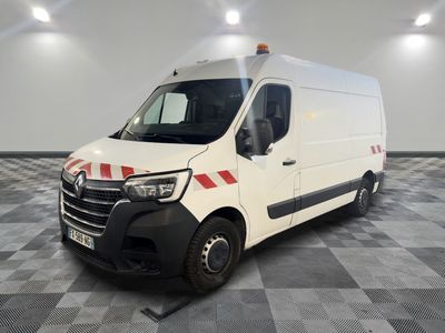la camionnette blanche est garée sur le sol en damier d'une pièce