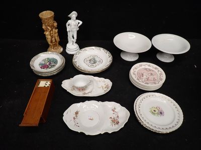 beaucoup d'assiettes et de bols sur la table
