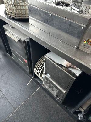 une image d'une cuisine commerciale avec une cuisinière et un four