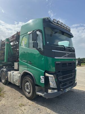un camion vert garé sur le bord de la route