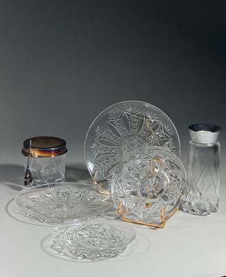 un grand nombre d'objets en verre posés sur une table