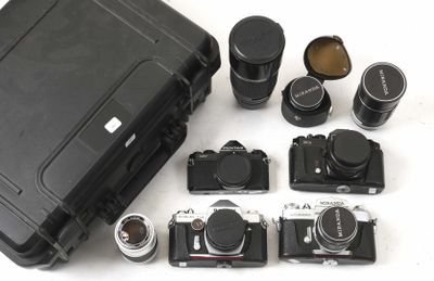 plusieurs appareils photo et un étui posés sur une table